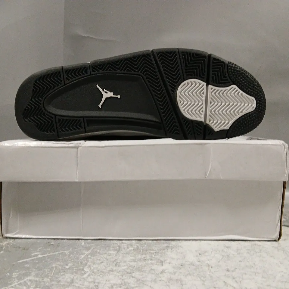 BOXED PAIR OF NIKE AIR JORDAN 4 RETRO SHOES IN BLACK/WHITE SIZE UK 8.5