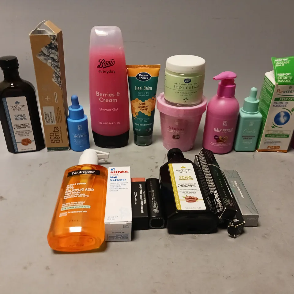 APPROXIMATELY 20 ASSORTED COSMETIC PRODUCTS TO INCLUDE GIVE ME HAIR MASK, ARGAN OIL, AND MAC LIPSTICK ETC. 