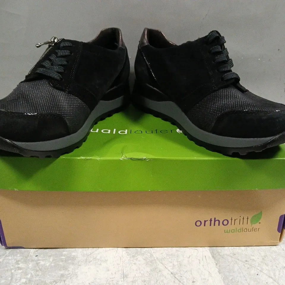 BOXED PAIR OF WALD LAUFER SHOES IN BLACK SIZE 6