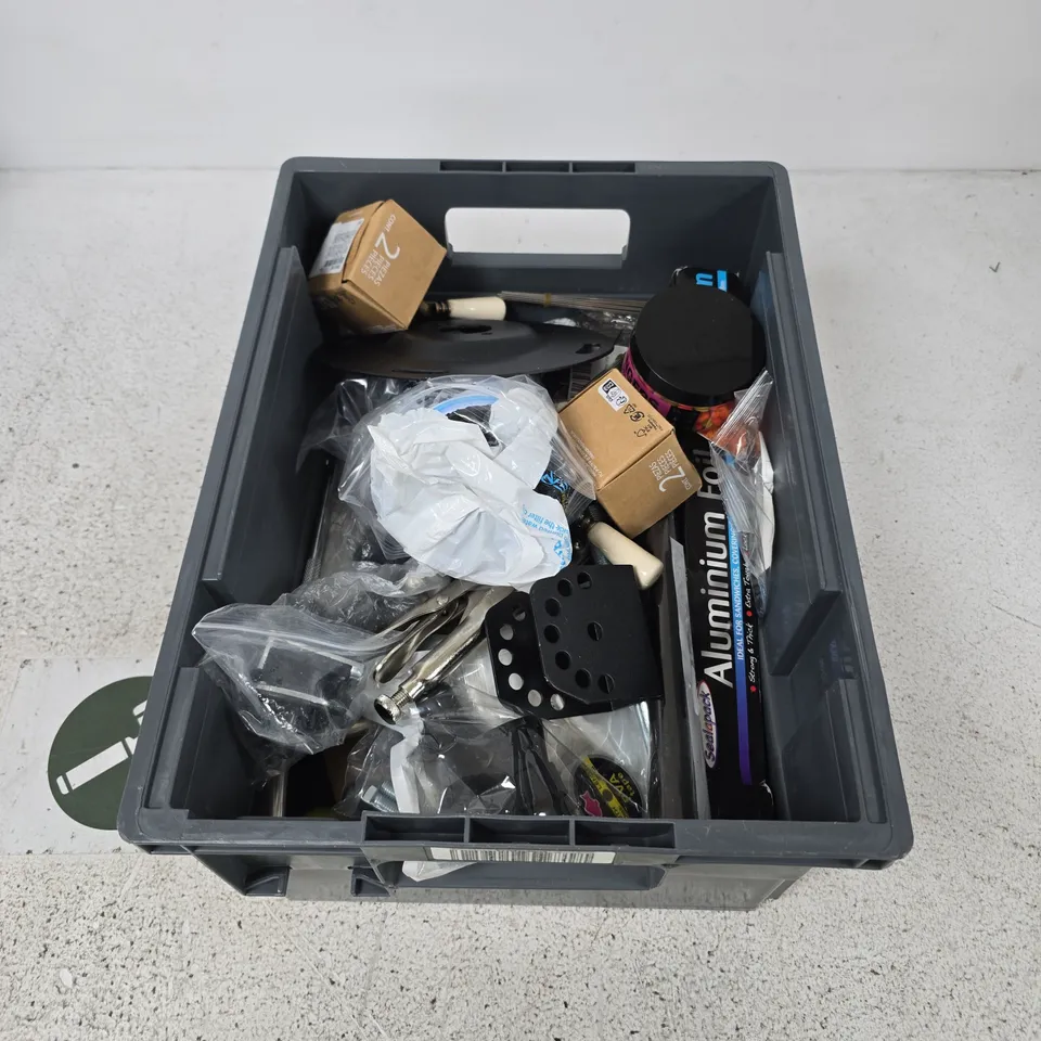 BOX CONTAINING A MIX OF APPROXIMATELY 15 ASSORTED ITEMS INCLUDING metal parts, ringers, door knobs etc. 