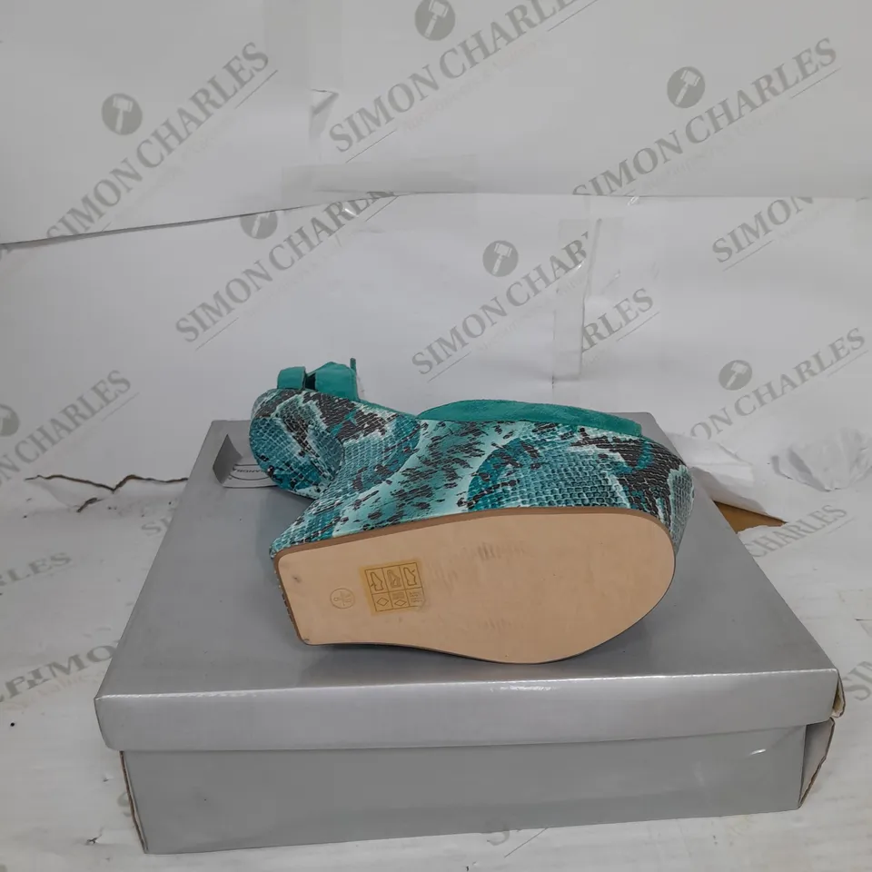 BOXED PAIR OF CASANDRA PLATFORM STRAP OPEN TOE SHOE IN TURQUOISE SNAKESKIN SIZE 6