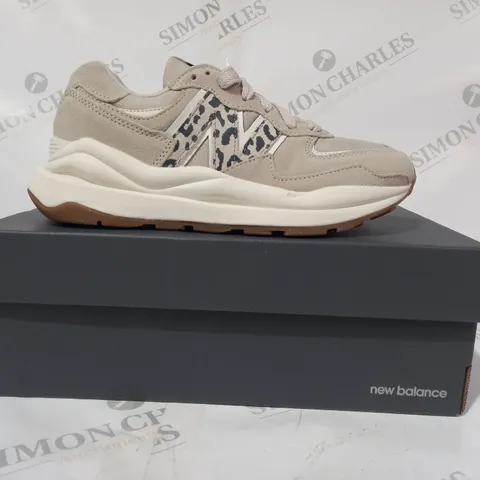BOXED PAIR OF NEW BALANCE TRAINERS IN SANDSTONE COLOUR UK SIZE 5.5