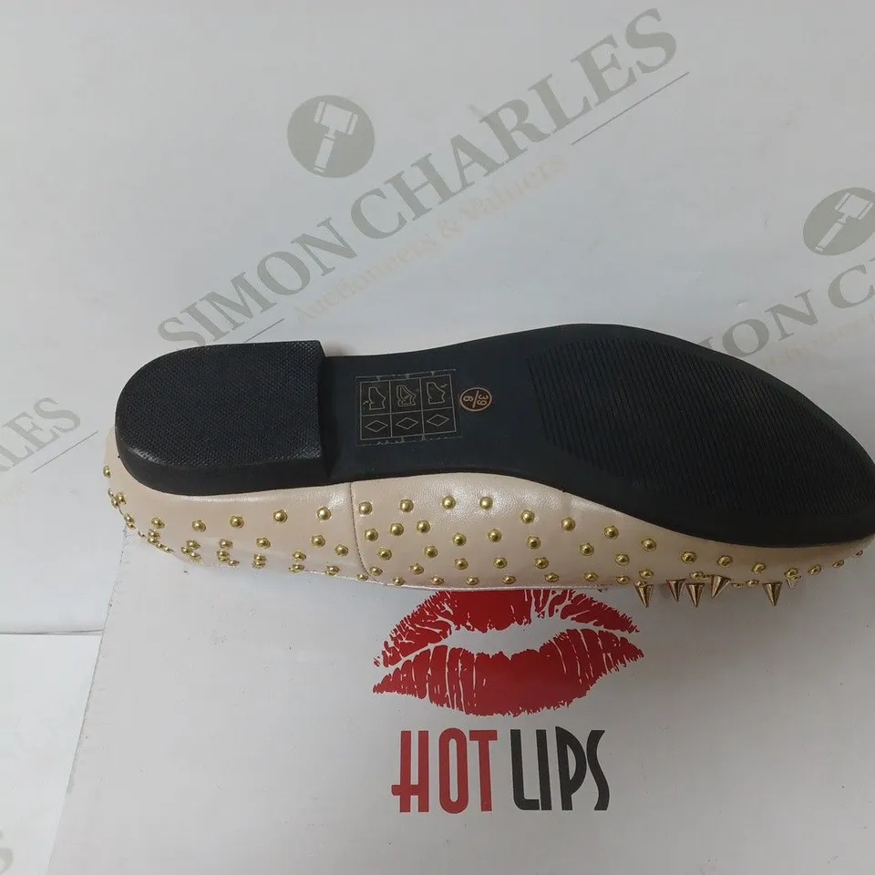 BOXED PAIR OF HOT LIPS SLIP ON SHOES IN NUDE SIZE 6