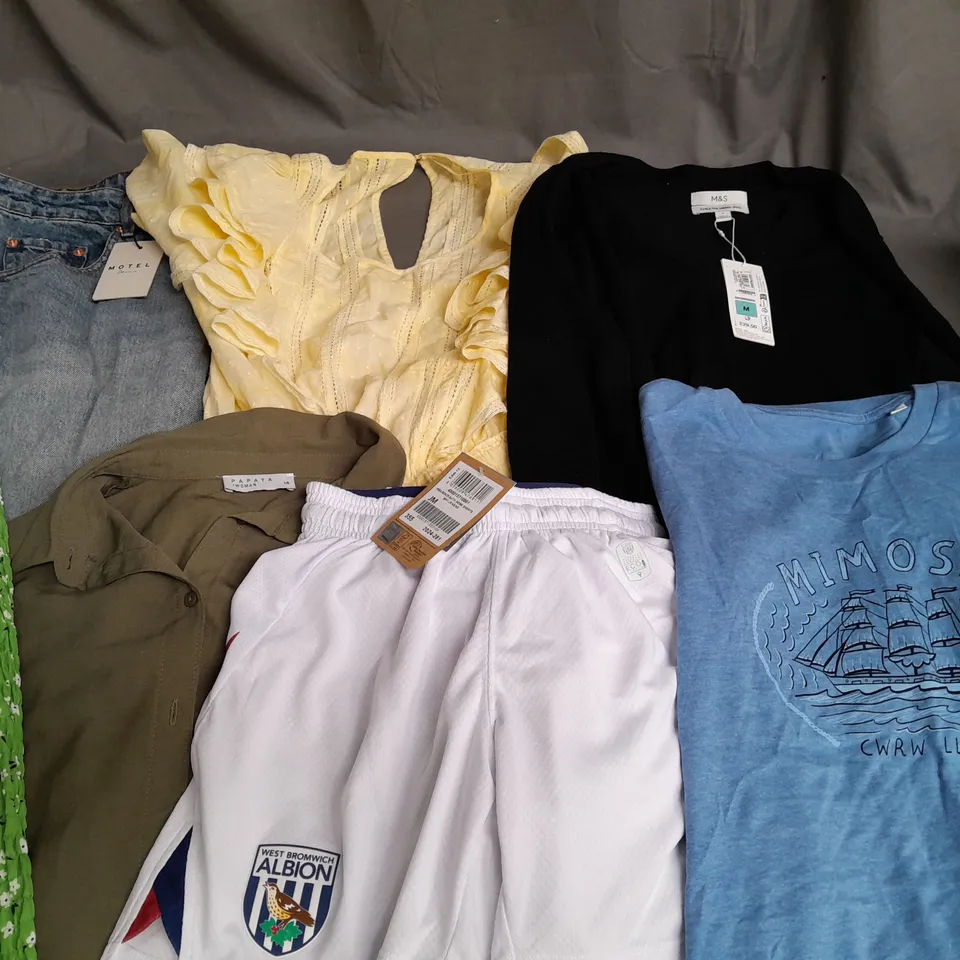 LARGE QUANTITY OF ASSORTED CLOTHING ITEMS TO INCLUDE MOTEL, PAPAYA AND M&S