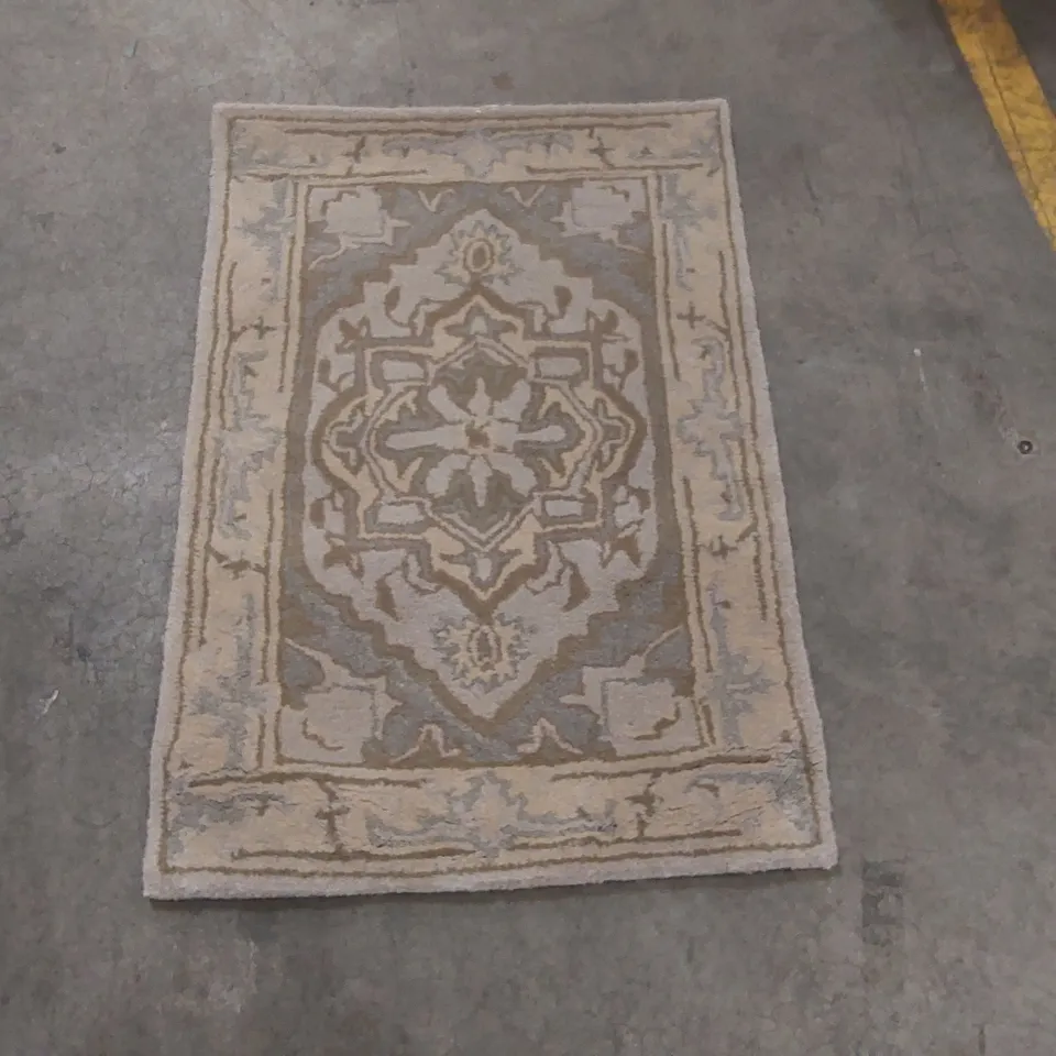 QUALITY ORIENTAL WOOL HAND TUFTED AREA RUG - APPROXIMATELY 93 x 63cm