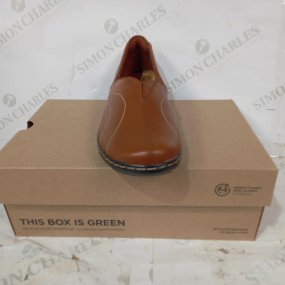 BOXED PAIR OF CLARKS SLIP-ON LEATHER SHOES IN DARK TAN UK SIZE 8.5