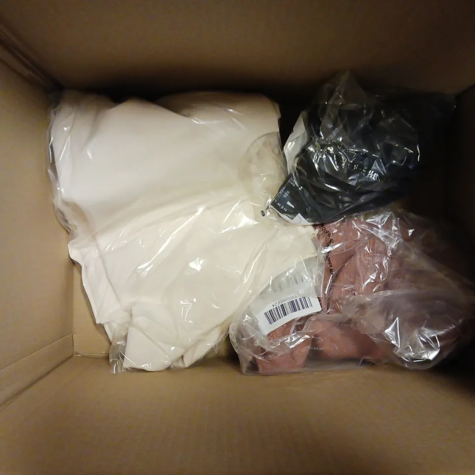 BOX OF APPROXIMATELY 5 ASSORTED ITEMS TO INCLUDE - SHACKET , ROALD DAHL THE WITCHES SIZE FR 42/44 , THE LOVE SILVER BRACELET ETC