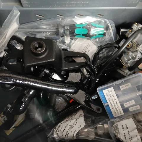 BOX OF ASSORTED CAR ITEM TO INCLUDE - TOOLS - LICK STAND - BOLTS / COLLECTION ONLY 