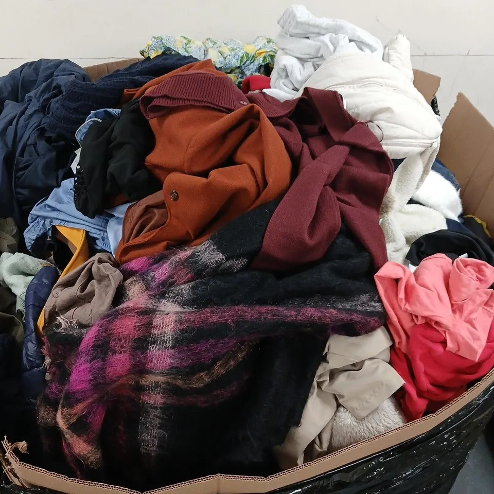 PALLET CONTAINING A LARGE MIX OF ASSORTED ITEMS