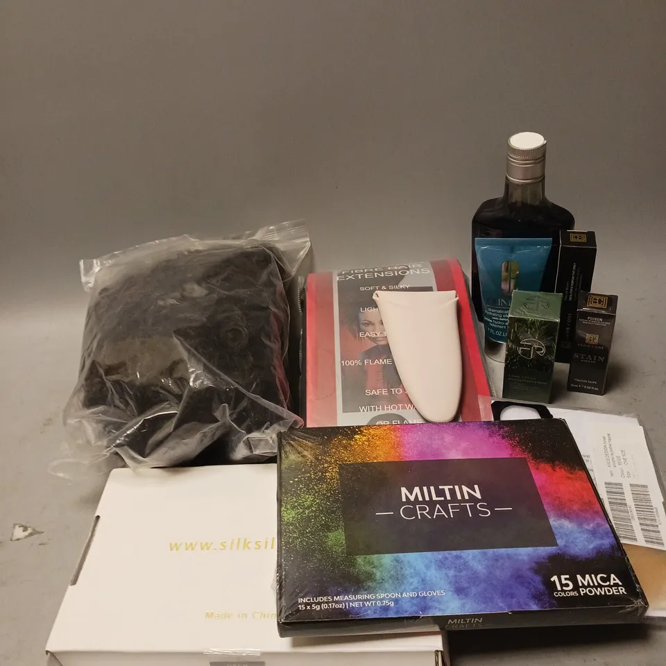 BOX OF APPROXIMATELY 8 COSMETIC ITEMS TO INCLUDE - ESTRID SILICONE RAZOR CASE - MILTIN CRAFTS MICA POWDER - ON THE ROCKS CLARIFYING CHARCOAL SHAMPOO - ETC 
