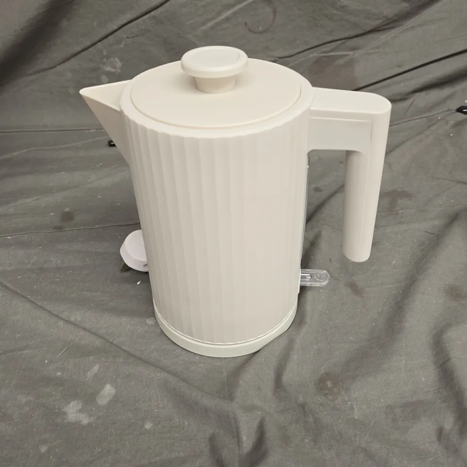 BOXED HOME RIBBED KETTLE IN WHITE
