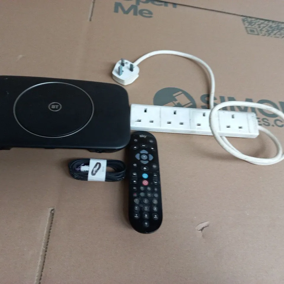 APPROXIMATELY 15 ASSORTED ELECTRICAL PRODUCTS TO INCLUDE AN EXTENSION LEAD, WIFI HUBS AND REMOTE CONTROLS