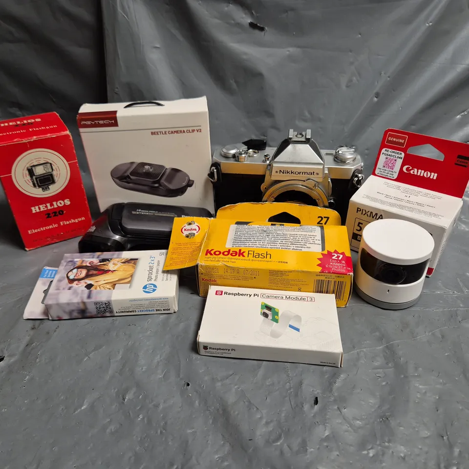 APPROXIMATELY 8 ASSORTED PHOTOGRAPHY PRODUCTS AND ACCESSORIES TO INCLUDE HELIOS 220 ELECTRONIC FLASHGUN, PANASONIC HX-DC1, KODAK FLASH SINGLE USE CAMERA, ETC