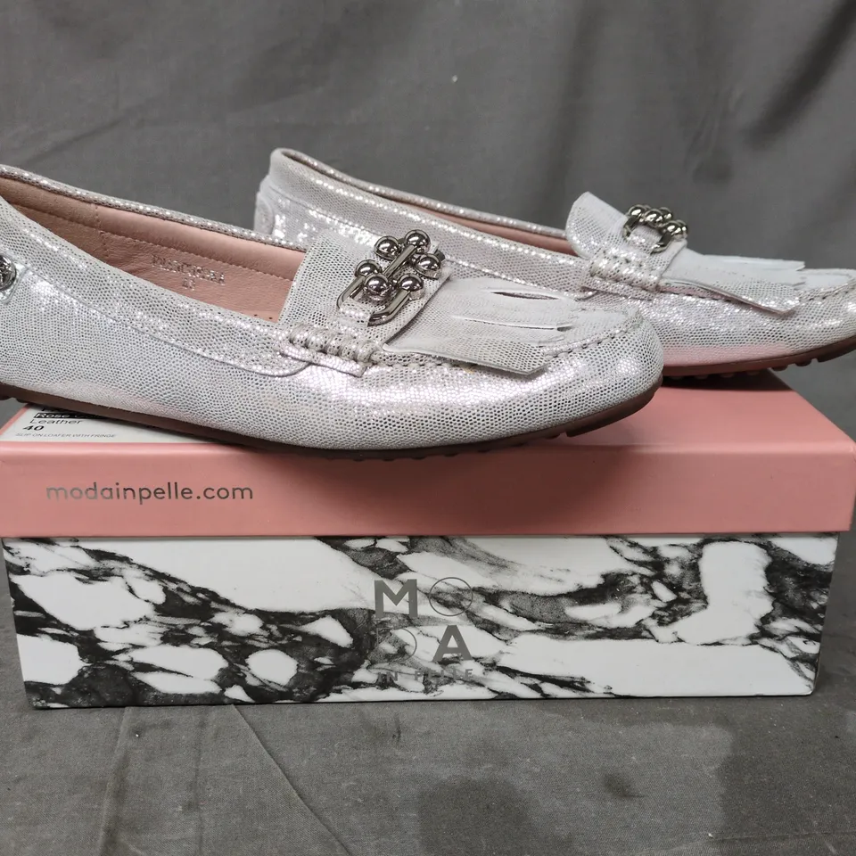 BOXED PAIR OF MODA IN PELLE FRANCHESKA LOAFERS IN SILVER GLITTER SIZE 7