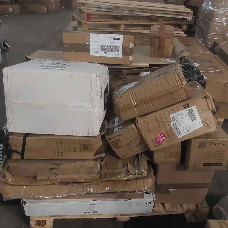 PALLET CONTAINING A LARGE QUANTITY OF ASSORTED ITEMS 