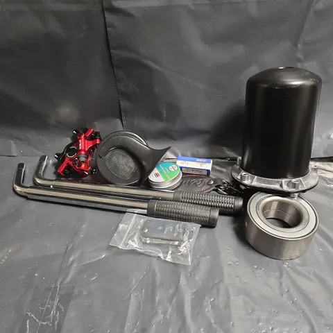 APPROXIMATELY 12 ASSORTED VEHICLE PARTS & ACCESSORIES TO INCLUDE LED BULBS, FUEL FILTER, HORN, ETC 