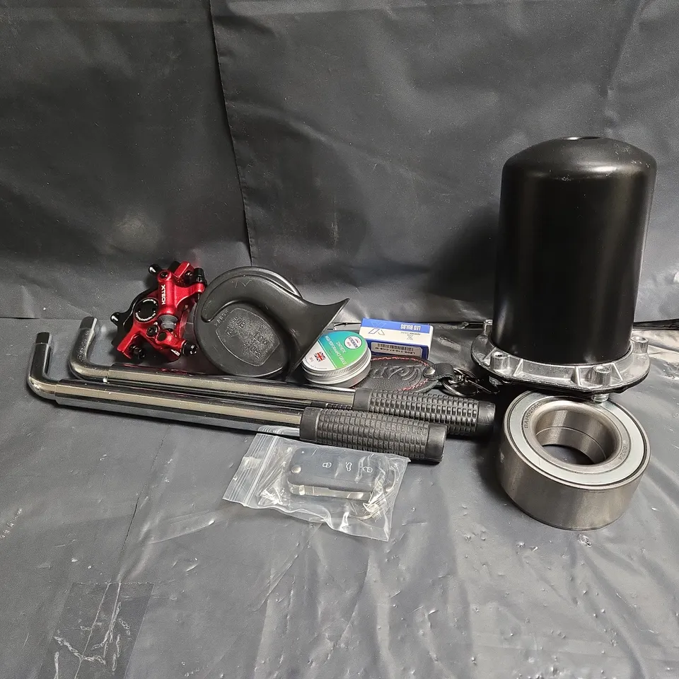 APPROXIMATELY 12 ASSORTED VEHICLE PARTS & ACCESSORIES TO INCLUDE LED BULBS, FUEL FILTER, HORN, ETC 