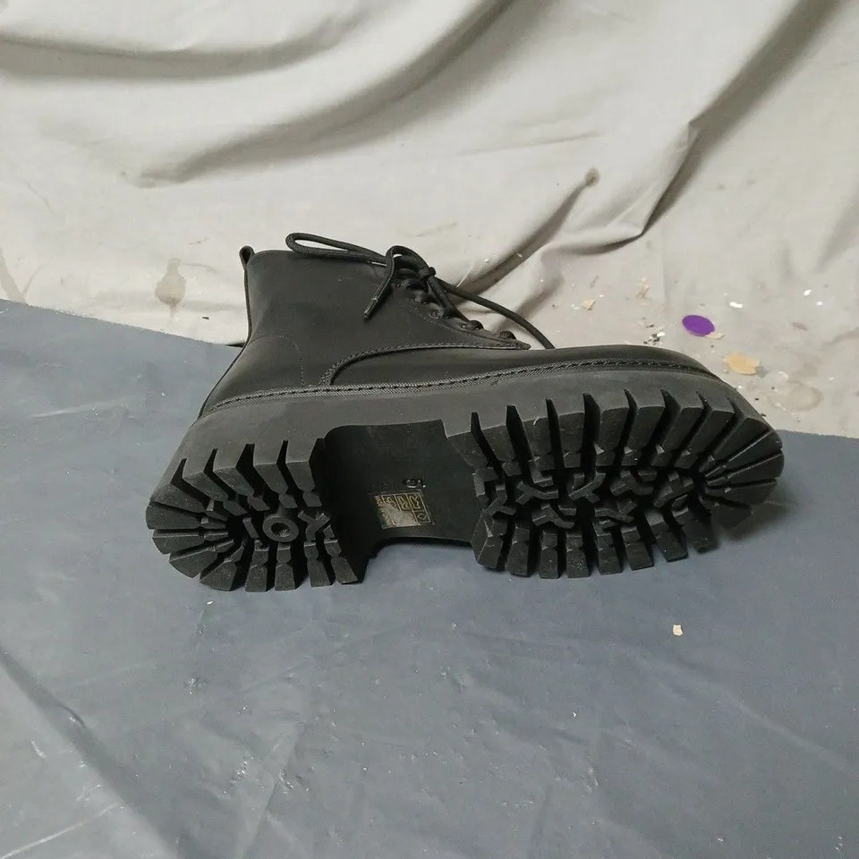 KOI LAVELL LACE UP BOOTS SIZE 5