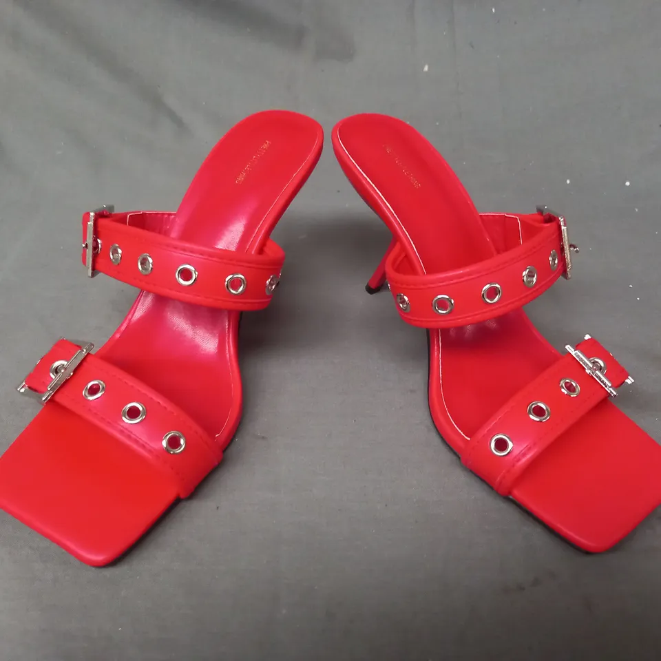 BOXED PAIR OF PRETTY LITTLE THING OPEN TOE HEELED SANDALS IN RED SIZE 6