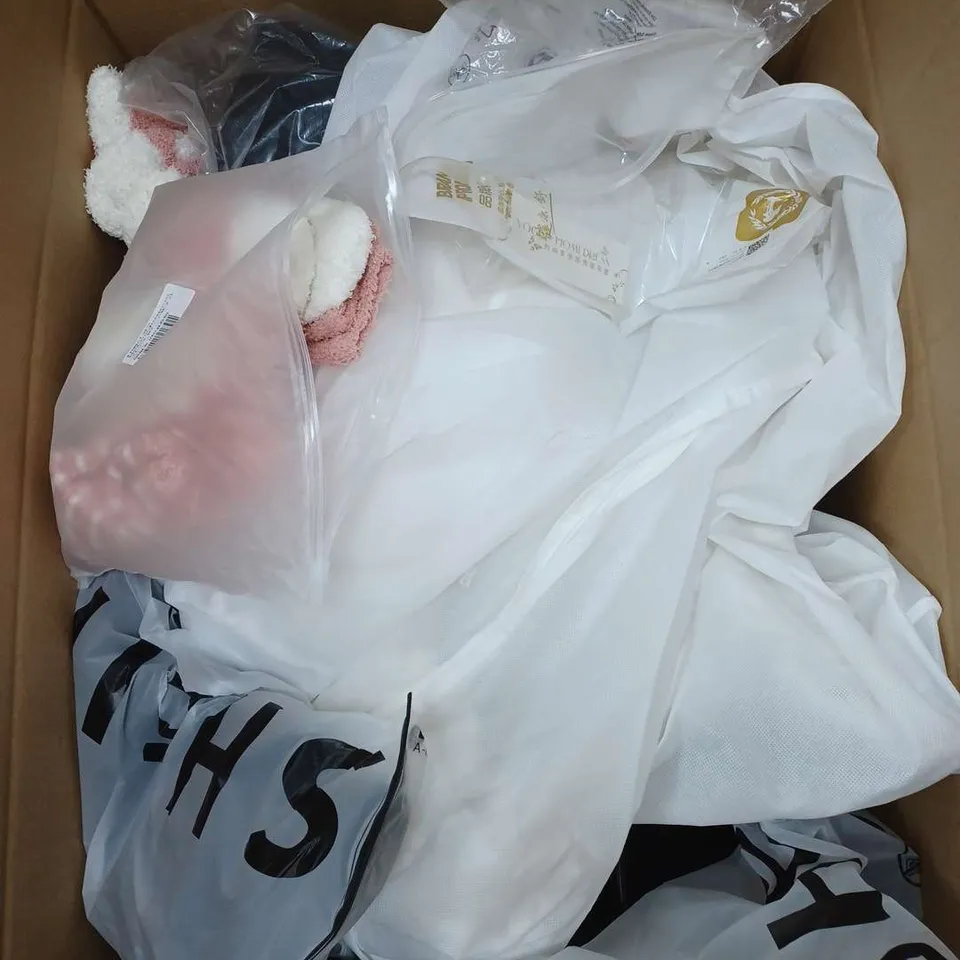BOX OF APPROXIMATELY 22 ASSORTED CLOTHING ITEMS TO INCLUDE - T-SHIRT , SOCKS , TROUSERS ETC