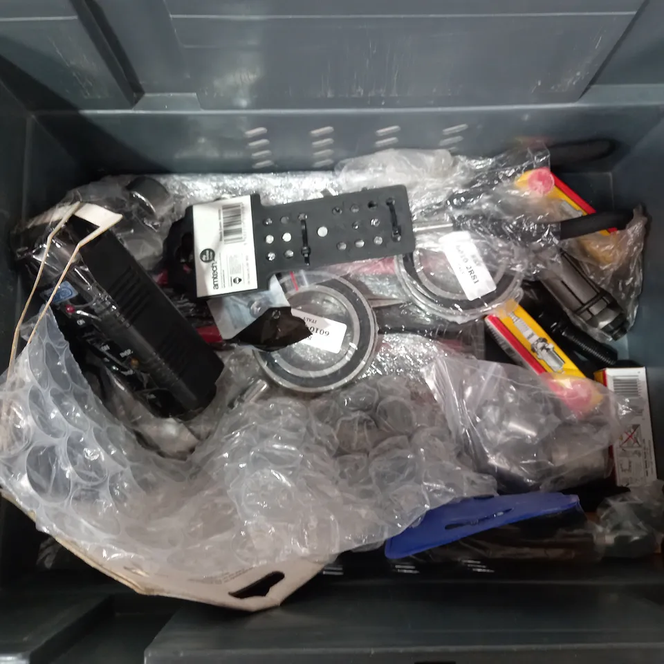 BOX OF APPROX 10 ASSORTED ITEMS INCLUDING SOCKET SET, BENCH VICE AND ASSORTED BEARINGS