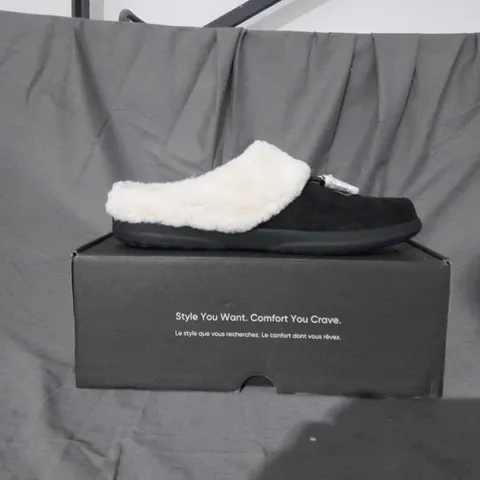 BOXED PAIR OF VIONIC PERRIN SLIPPERS IN BLACK SIZE 8