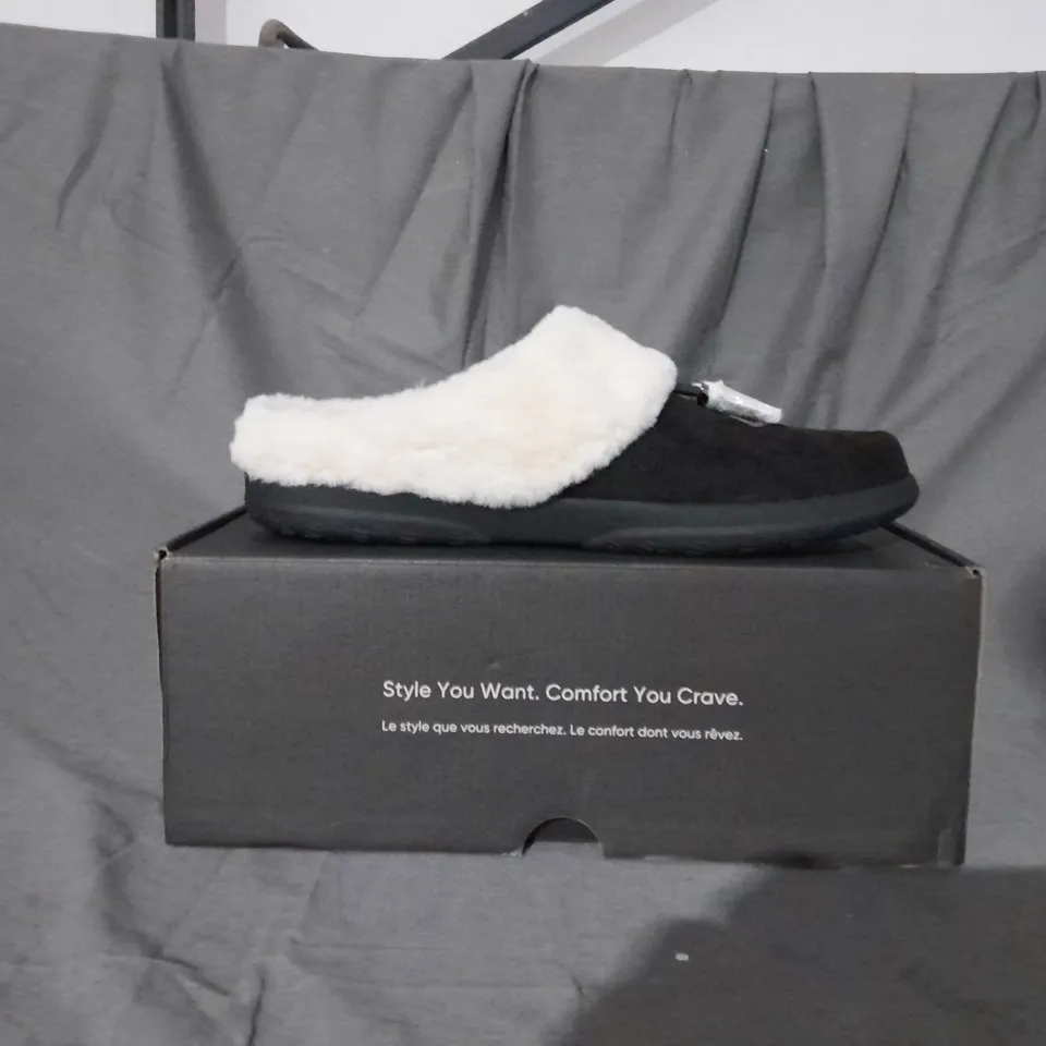 BOXED PAIR OF VIONIC PERRIN SLIPPERS IN BLACK SIZE 8