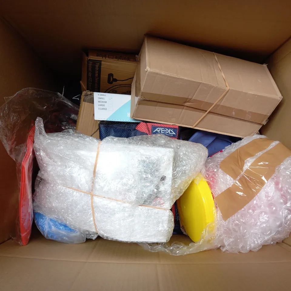 LARGE QAUNTIITY OF ASSORTED TOYS AND GAMES TO INCLUDE TEDDIES, LEGO AN FOAM FINGERS