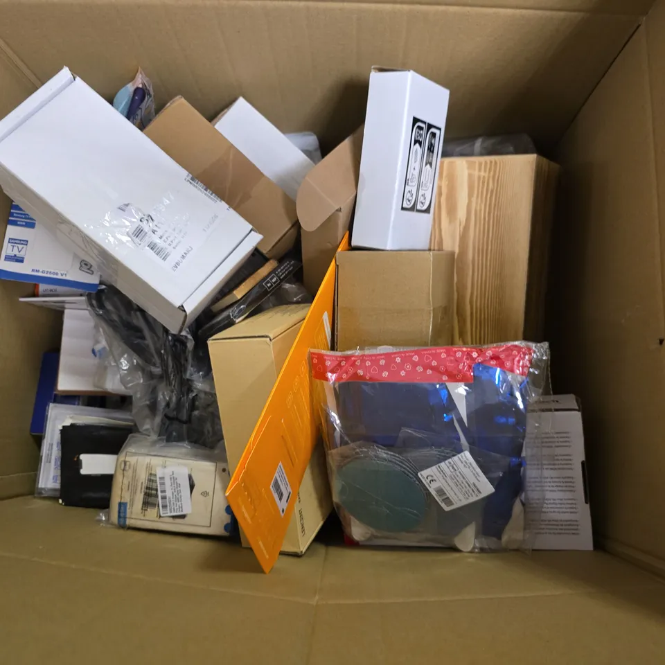 BOX OF APPROXIMATELY 20 ASSORTED BROKEN ITEMS TO INCLUDE - WALKIE TALKIES , CAR BLUETOOTH ADAPTER , GROOVE TECH GADGET CD WALLET ETC