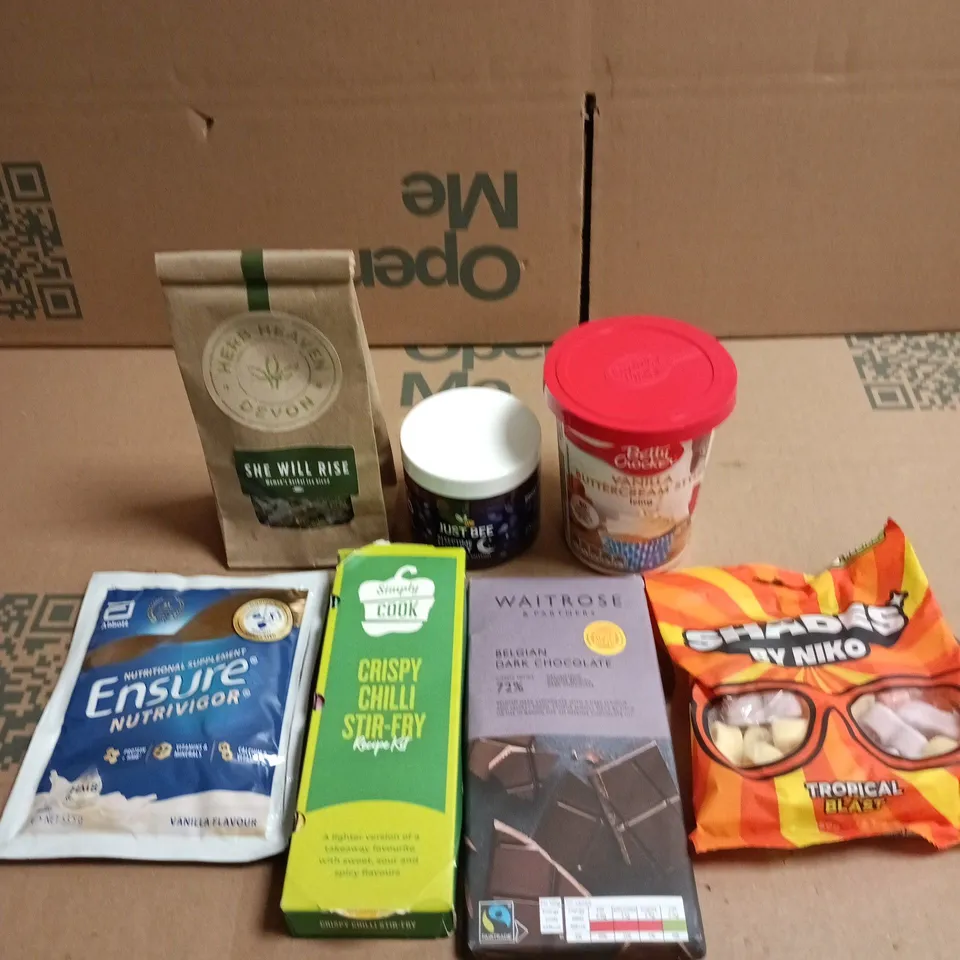 APPROXIMATELY 15 ASSORTED FOOD AND DRINK ITEMS TO INCLUDE - BETTY CROCKER VANILLA BUTTERCREAM, WAITROSE BELGIAN DARK CHOCOLATE AND SIMPLY COOK CRISPY CHILI STIR FRY