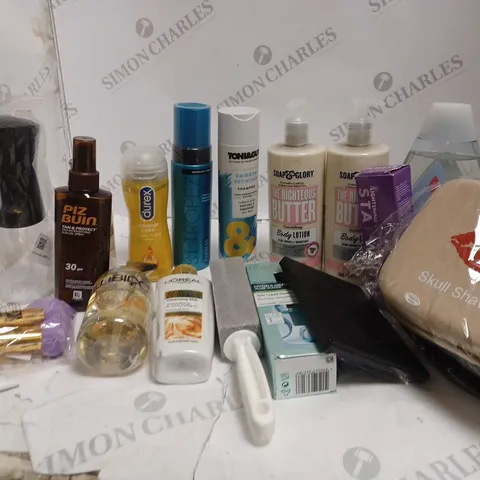 APPROXIMATELY 15ASSORTED HEALTH AND BEAUTY PRODUCTS INCLUDING SOAP & GLORY SKULL SHAVE, LOREAL