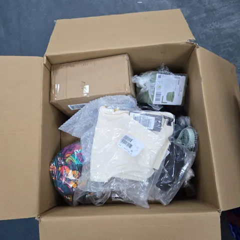 BOX OF APPROXIMATELY 15 ASSORTED ITEMS TO INCLUDE: SOLAR STAKE LIGHTS