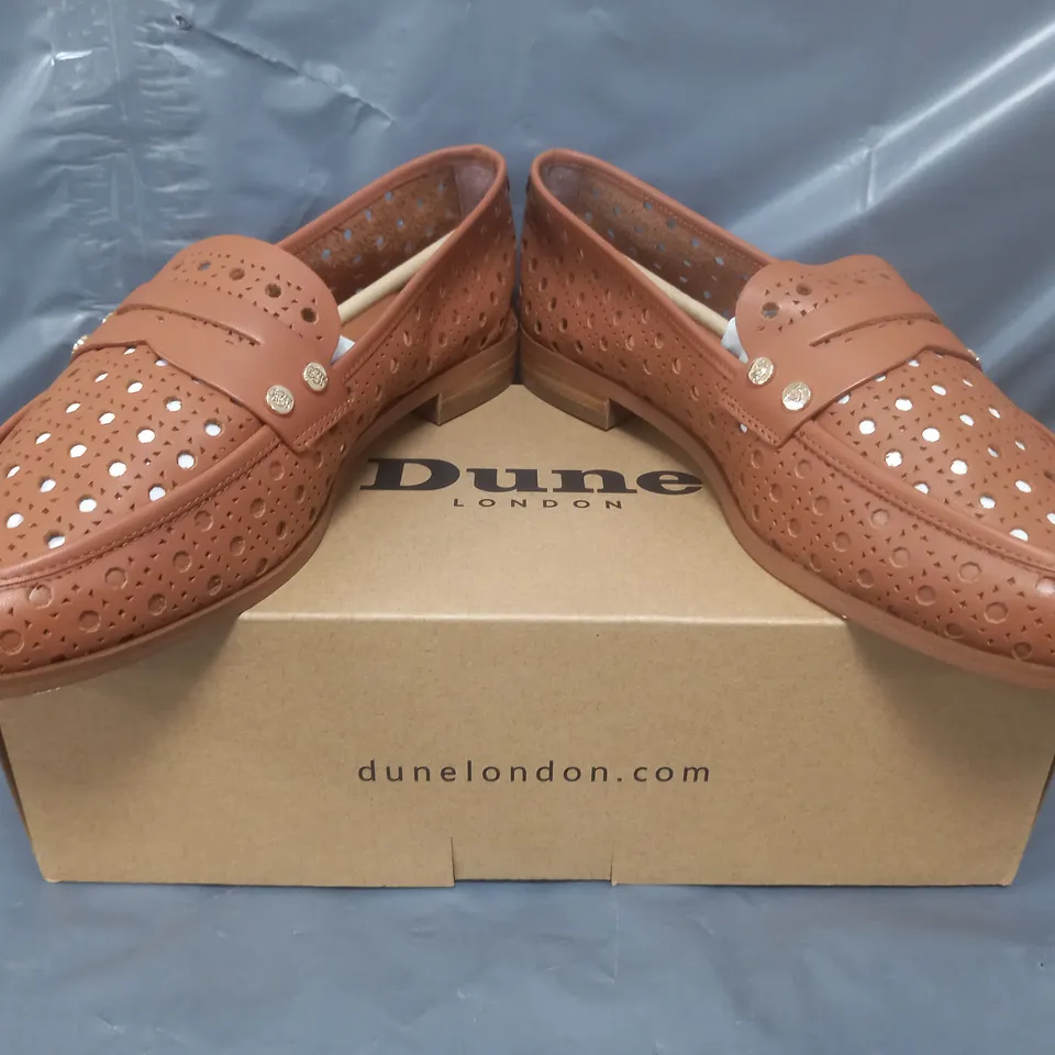 BOXED PAIR OF DUNE LONDON GLIMMERED LOAFERS IN TAN SIZE 6
