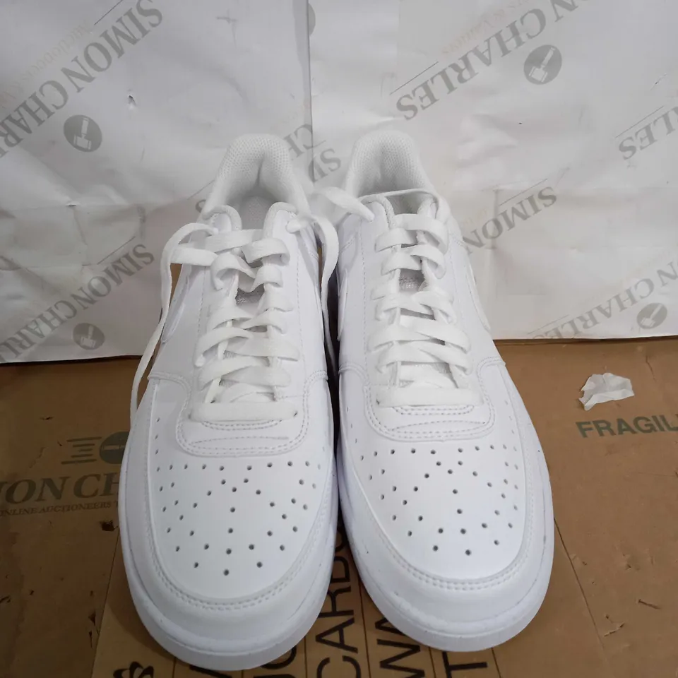 BOXED PAIR NIKE COURT VISON WHITE TRAINERS SIZE 8