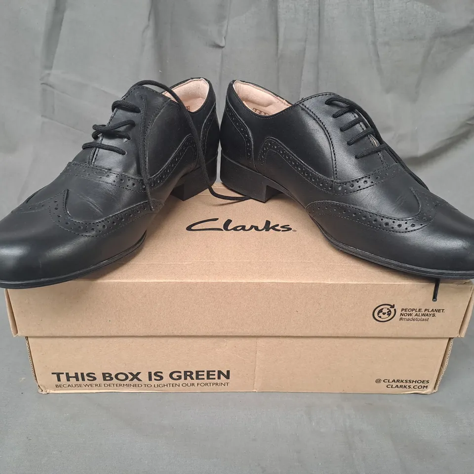BOXED PAIR OF HAMBLE OAK LACE UP SHOES IN BLACK UK SIZE 8
