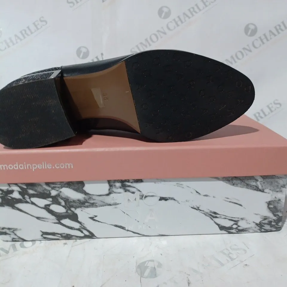 BOXED PAIR OF MODA IN PELLE LILITH ANKLE BOOTS IN BLACK LEATHER SIZE 5