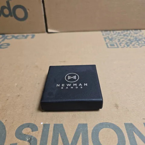 SET OF 4 NEWMAN BANDS, METAL/SILICONE IN PRESENTATION BOX