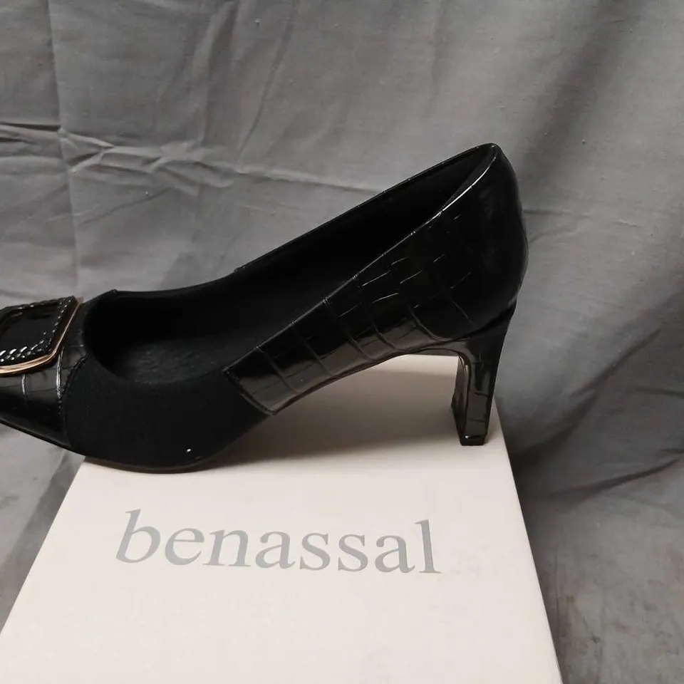 WOMEN'S BLACK PATENT LEATHER PUMPS WITH SQUARE BUCKLE – UK 6 (US 8.5)