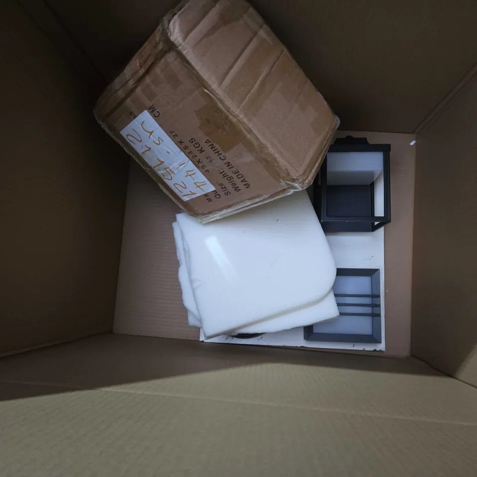 BOX OF APPROX 4 ASSORTED ITEMS TO INCLUDE - LED LANTERN STICK , CAVITRON SYSTEMS 88019 REV 2 ETC