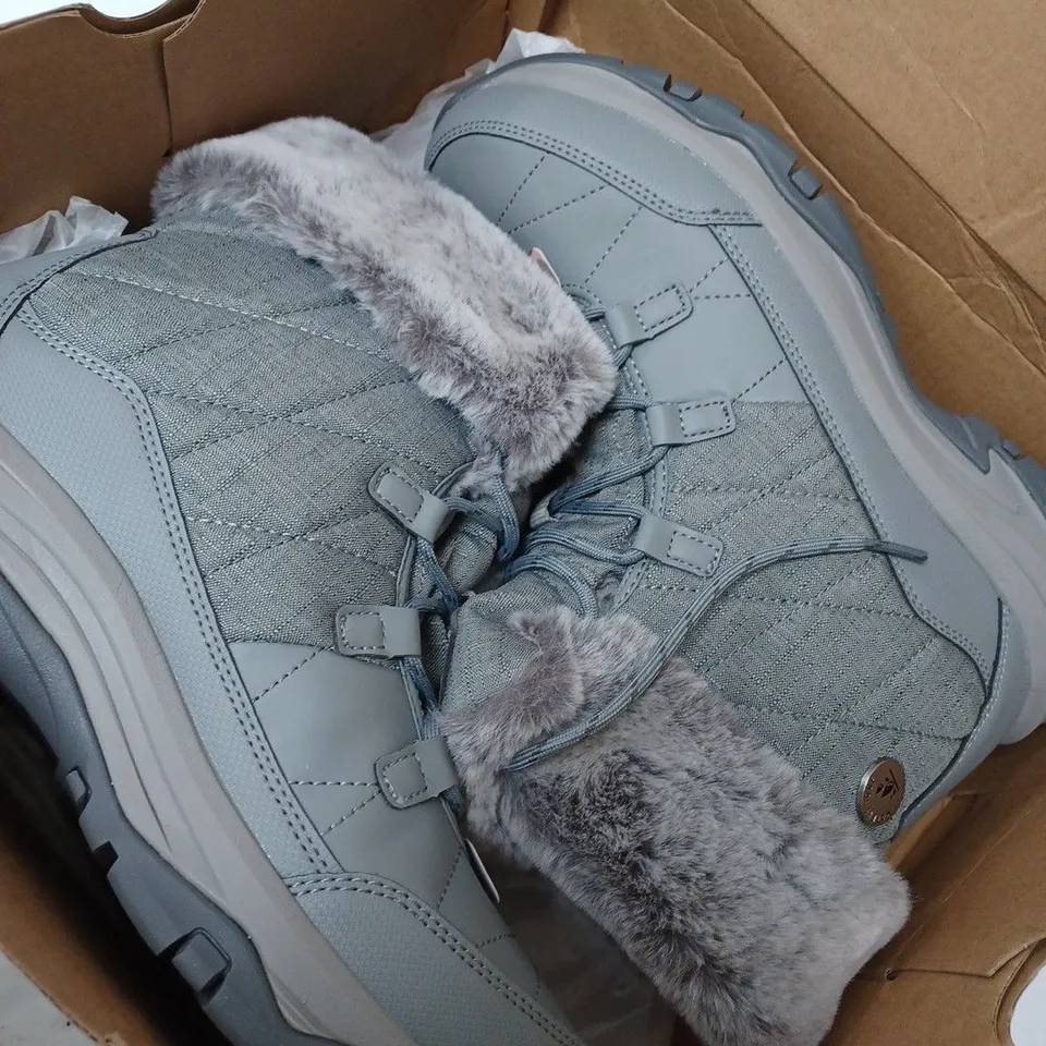 BOXED SKECHERS WOMENS ANTI SLIP AND WATERPROOF FUR LINED BOOTS, GREY - SIZE 6