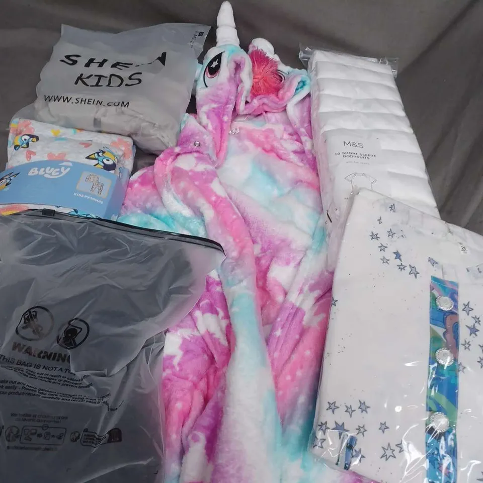 LARGE QUANTITY OF ASSORTED KIDS CLOTHING ITEMS TO INCLUDE BODYSUITS, PYJAMAS, TOP, ETC