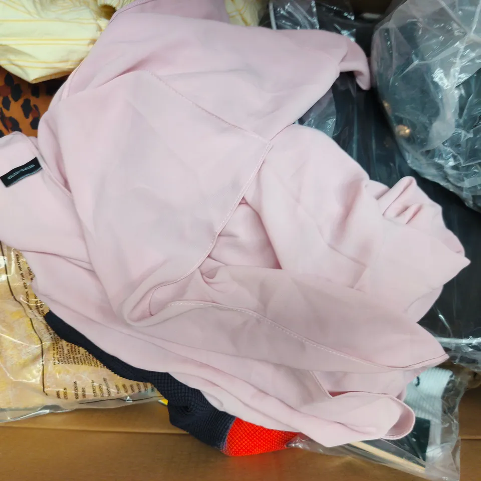 APPROXIMATELY 20 ASSORTED CLOTHING AND FASHION PRODUCTS IN VARIOUS STYLES AND SIZES - COLLECTION ONLY