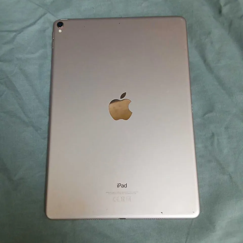 APPLE IPAD – SILVER TABLET, MODEL A1701