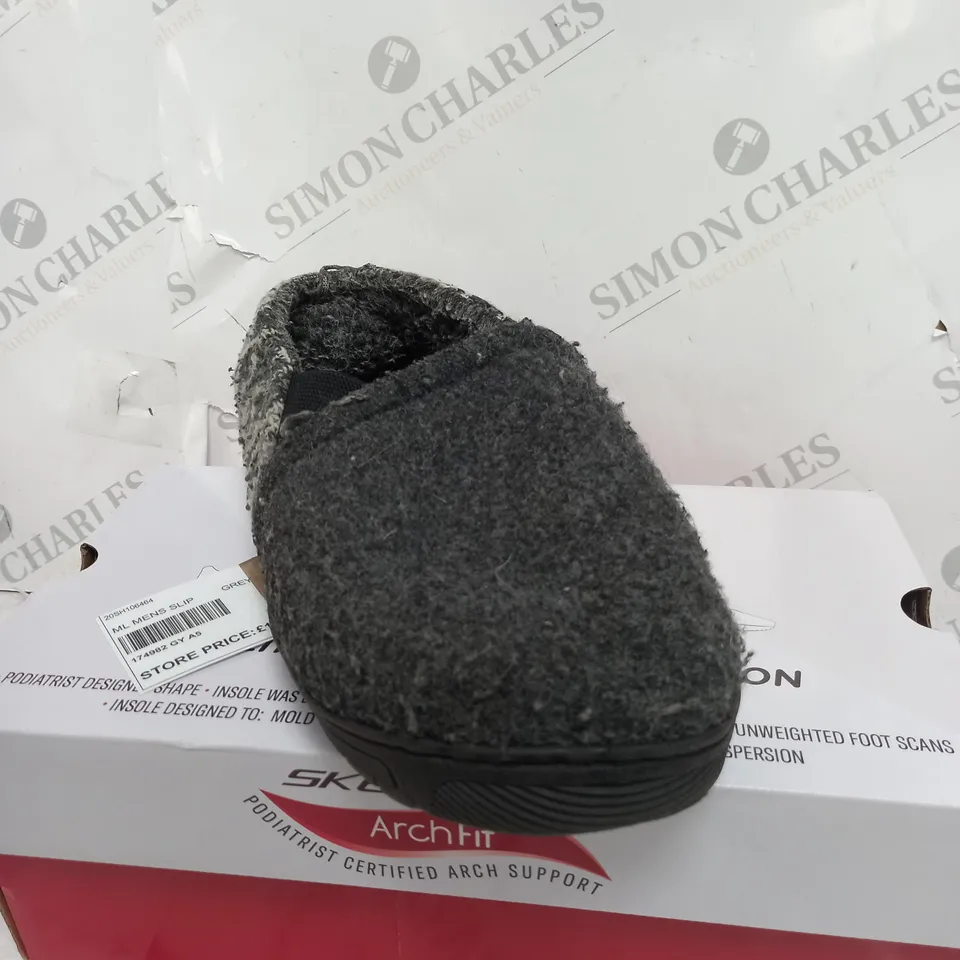 PAIR OF MUK LUKS MENS SLIPPERS IN GREY SIZE 12