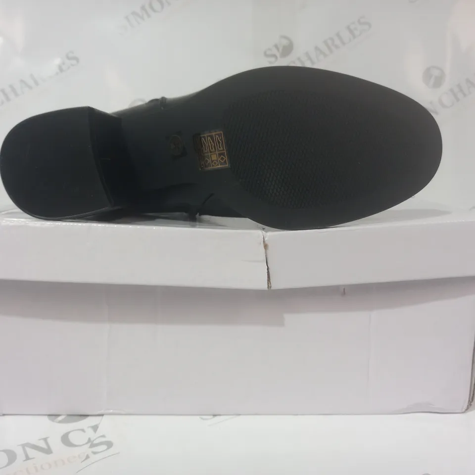 BOXED PAIR OF DESIGNER BLOCK HEEL SIDE-ZIP ANKLE BOOTS IN BLACK SIZE 4