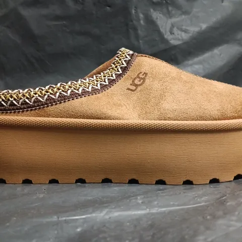 BOXED PAIR OF UGG SHOES IN BROWN SIZE EU 39