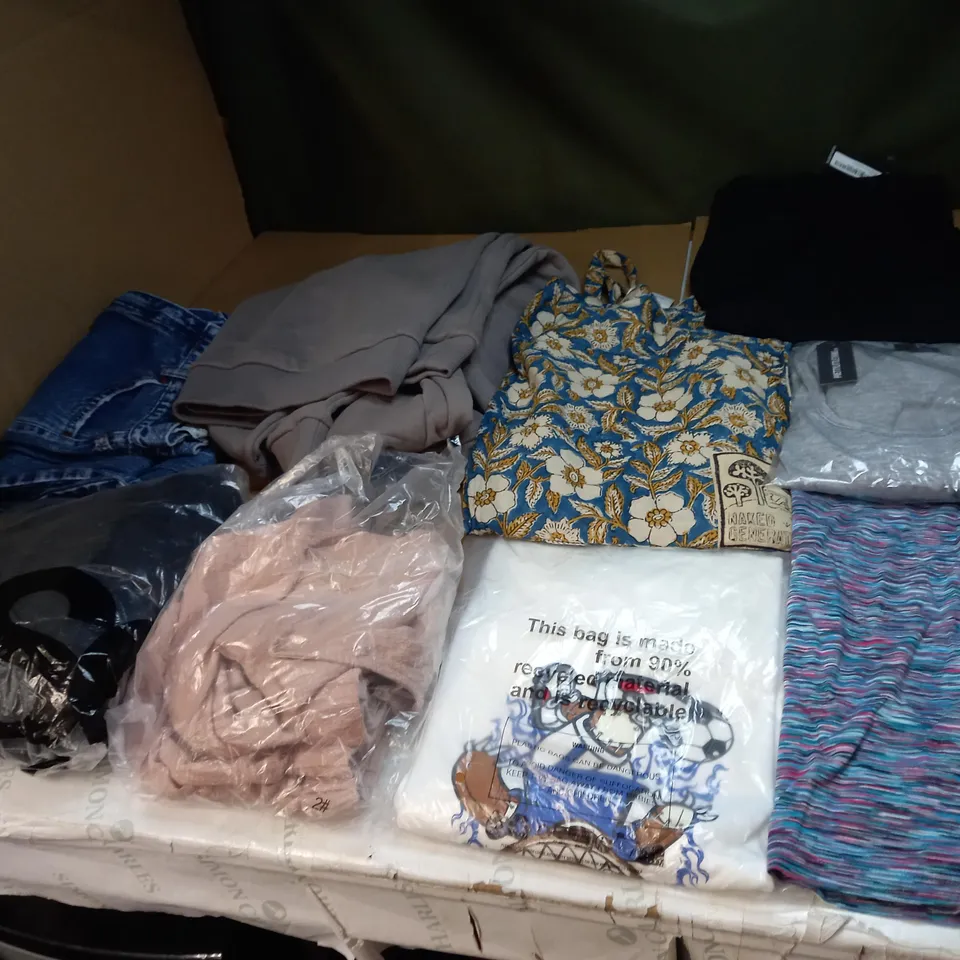 LOT OF APPROX 20 ASSORTED CLOTHING ITEMS VARYING IN SIZE/COLOUR/STYLE TO INCLUDE: TROUSERS, TOPS, JUMPERS