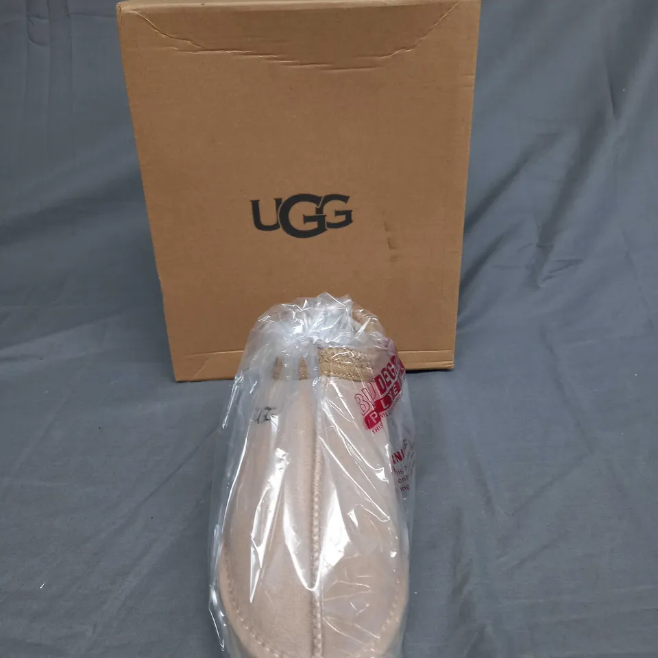 BOXED PAIR OF UGG WDAKOTA UK 7 BROWN 