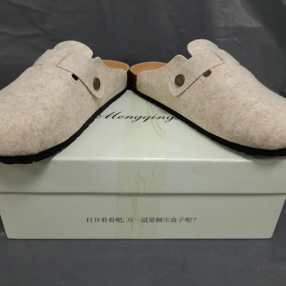 BOXED PAIR OF MENG QING SI SLIP-ON SHOES IN BEIGE EU SIZE 38