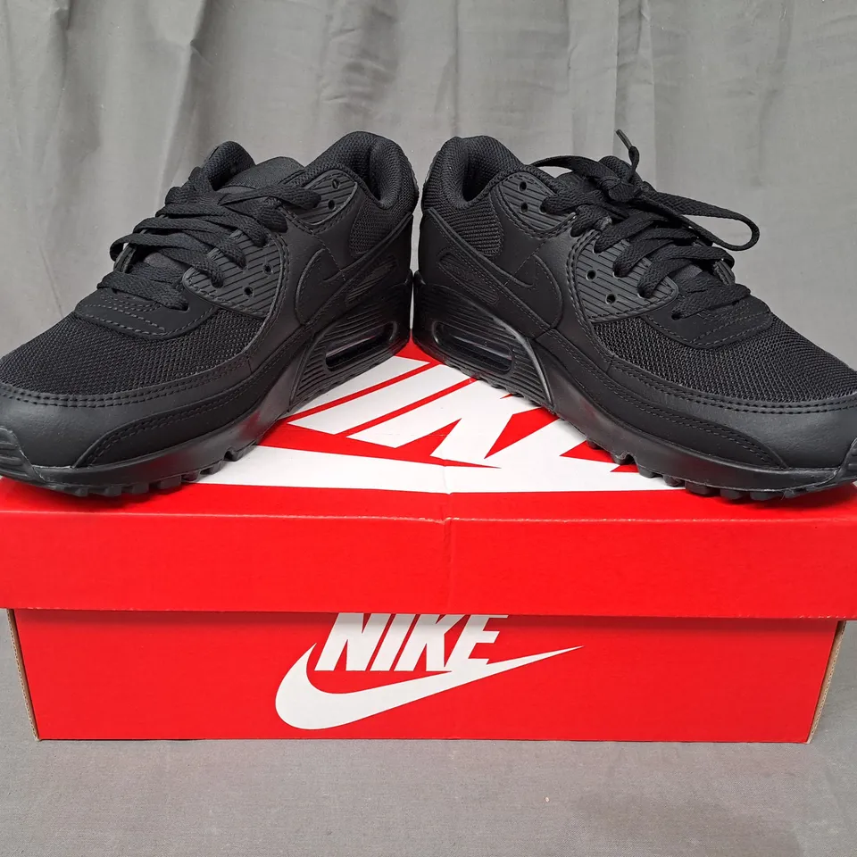 BOXED PAIR OF NIKE AIR MAX 90 SHOES IN BLACK UK SIZE 8